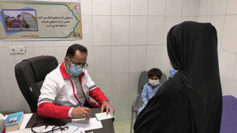 ویزیت رایگان بیش از 700 نفر توسط تیم درمانی هلالاحمر یزد در سیستان و بلوچستان/ توزیع 270 بسته غذایی و 560 بسته بهداشتی در دلگان